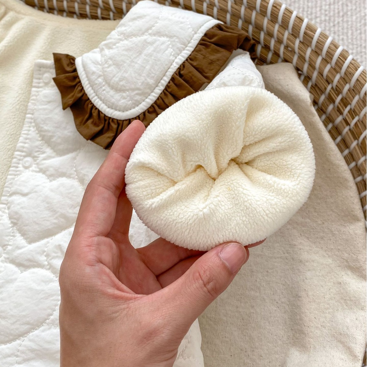 Abrigo acolchado de algodón para bebés de invierno Abrigo acolchado de algodón para bebés de estilo occidental Abrigo acolchado de algodón engrosado con arco chaqueta acolchada de algodón para niñas cálidas