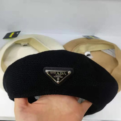 新商品のベレー帽の女性の春夏の薄いタイプのinsの潮は三角の標識を覆って透かしを透かして織って通気性の英倫の復古の画家の帽子を編みます。
