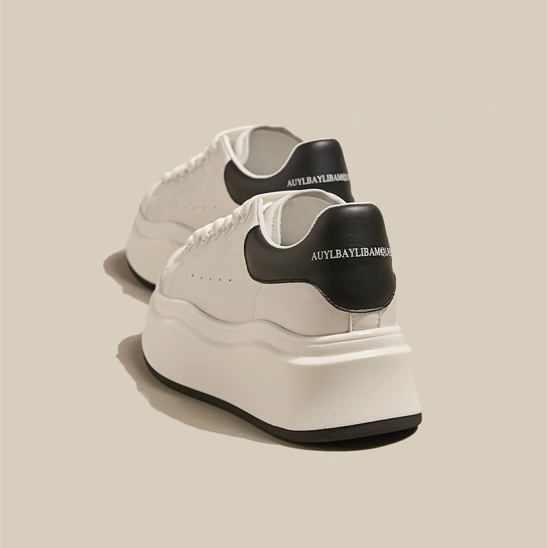 Pequeños zapatos de cuero de suela gruesa McQueen zapatos blancos para mujeres 2024 primavera y otoño nuevos zapatos de muffin zapatos de skate de altura universal