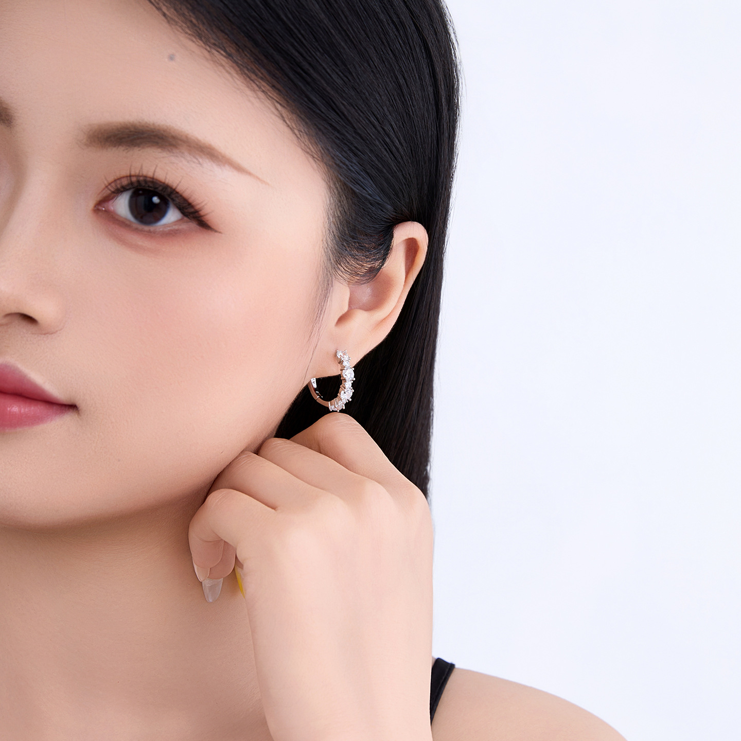 Xuping incrustado una sola fila de gemas artificiales aretes geométricos de aleación de cobre moda ligera lujo transfronterizo auriculares al por mayor mujeres