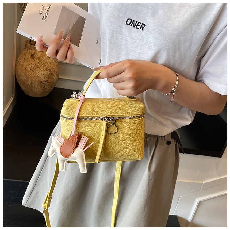This year's popular simple hand-held small bag for women, the 2025 new women's single-shoulder bag, is elegant and fashionable, a crossbody small bag undefined