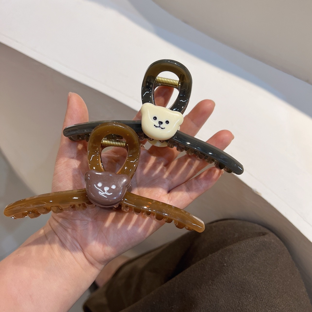 可爱亚克力小熊发夹女后脑勺百搭美式甜美盘发发抓鲨鱼夹子头饰