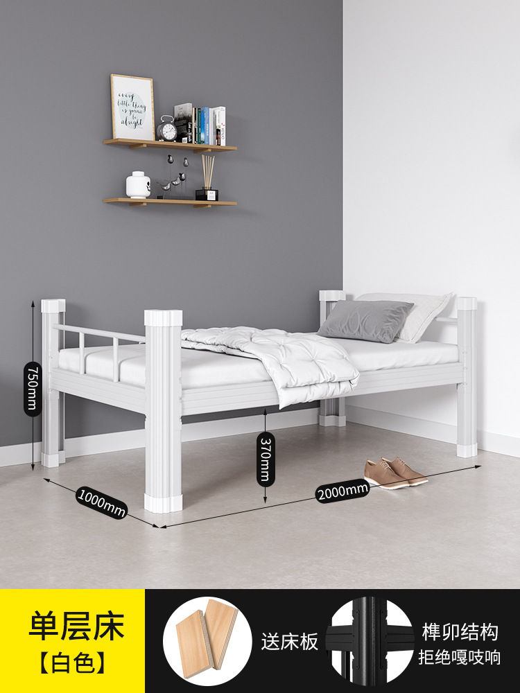 二段ベッドの上下に鉄製ベッドを敷いています。