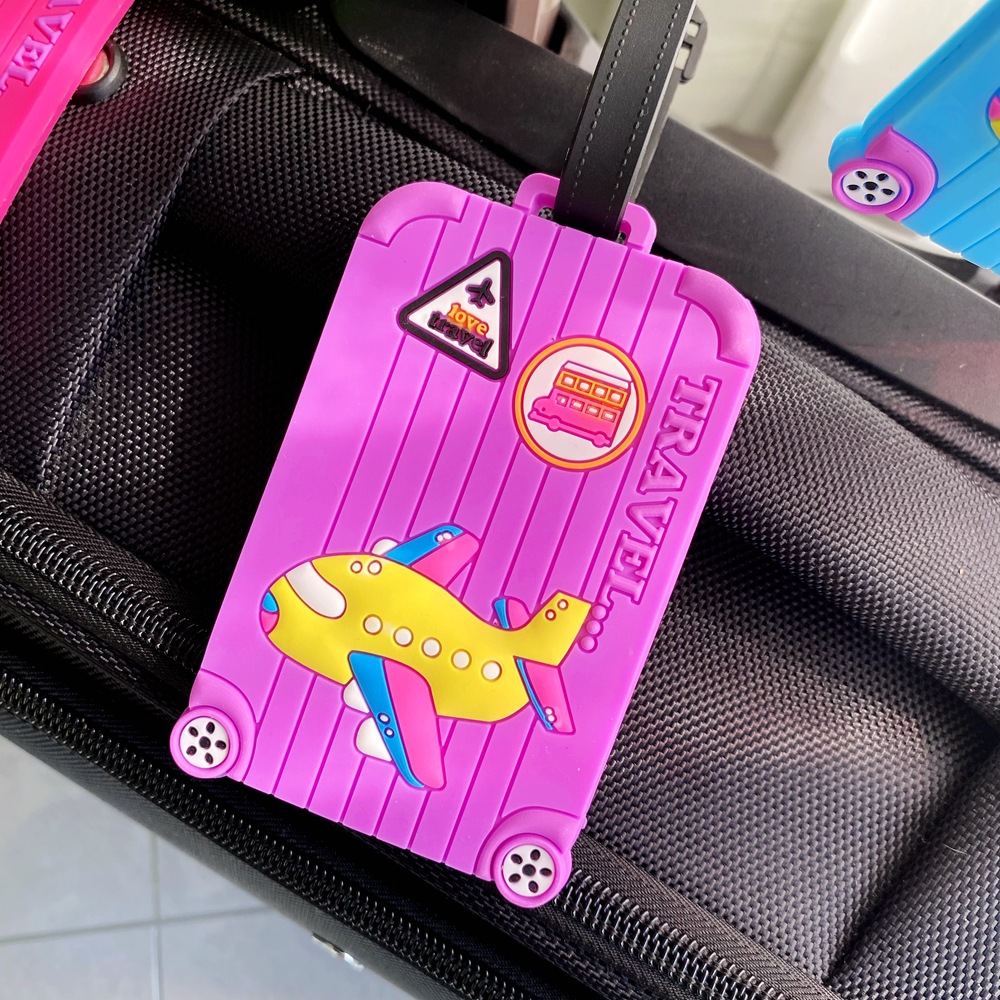 보라색 수평 비행기