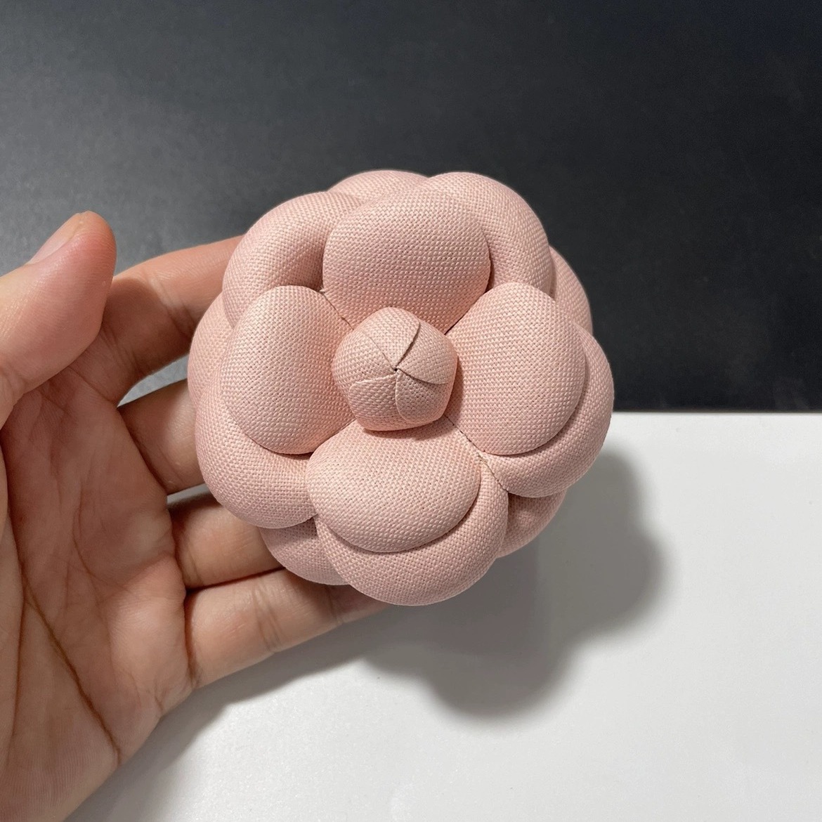 직경 6.8CM 하이 엔드 작은 향기로운 꽃 거친 꽃 나일론 모양의 꽃 동백 보석 코사지와 브로치