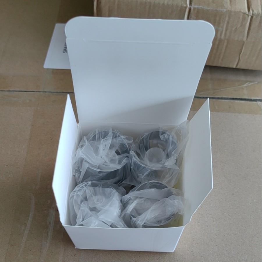 흰색 상자에 4개 조각