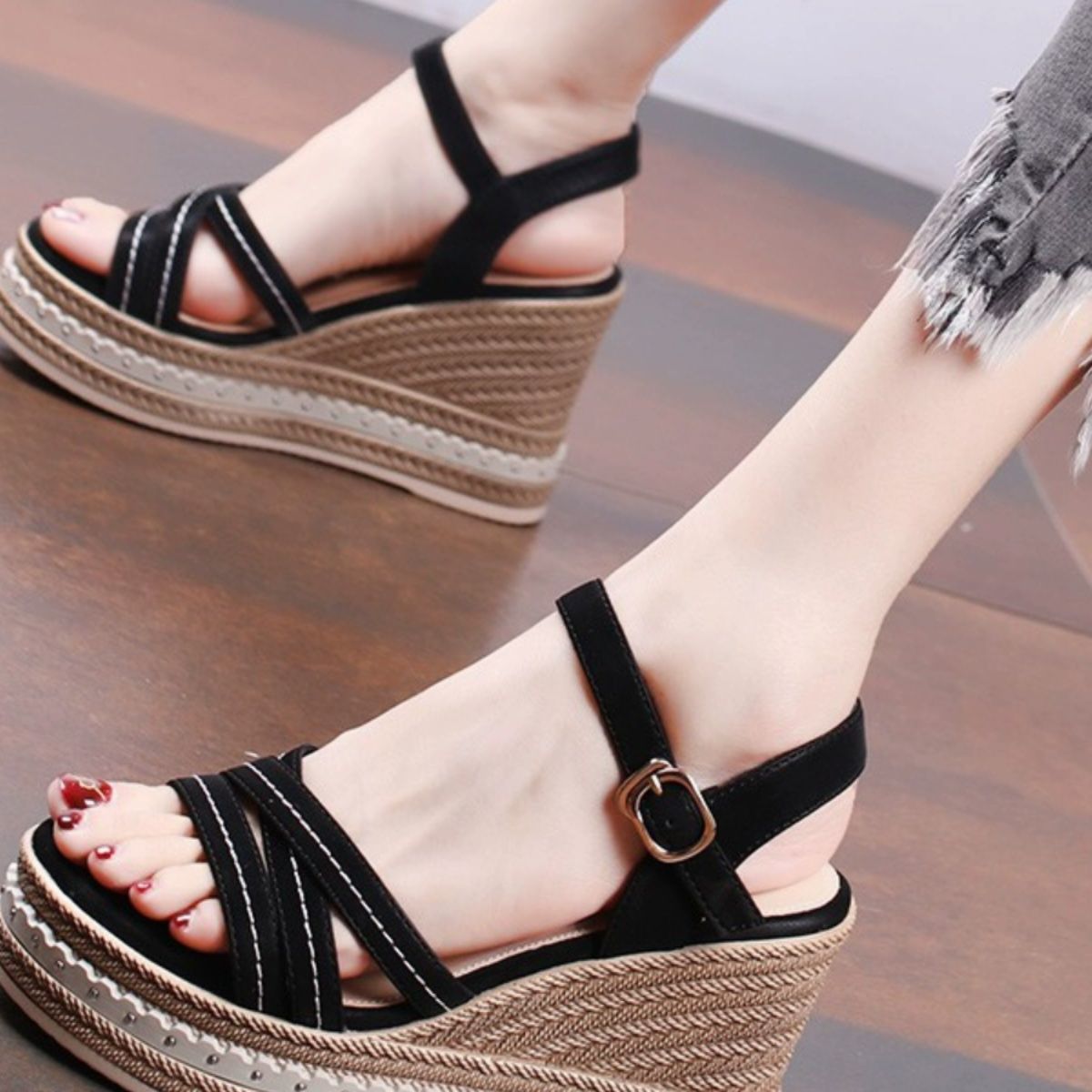 Sandálias de tacones inclinados para mujeres verano 2026 nuevo estilo simple versátil muffin impermeable tacones romanos