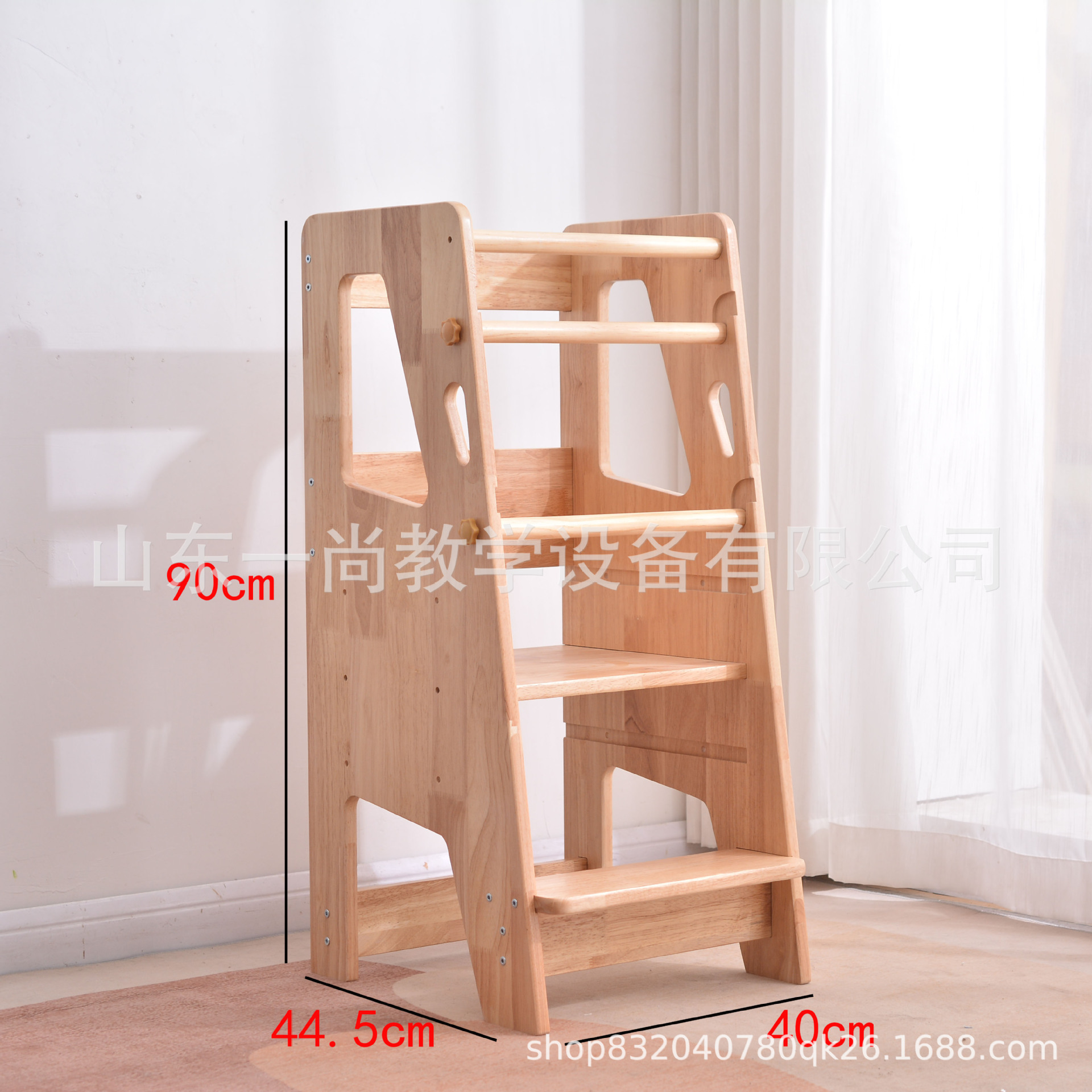 子供の手を洗う腰掛けの赤ちゃんの足は腰掛けを踏みます。