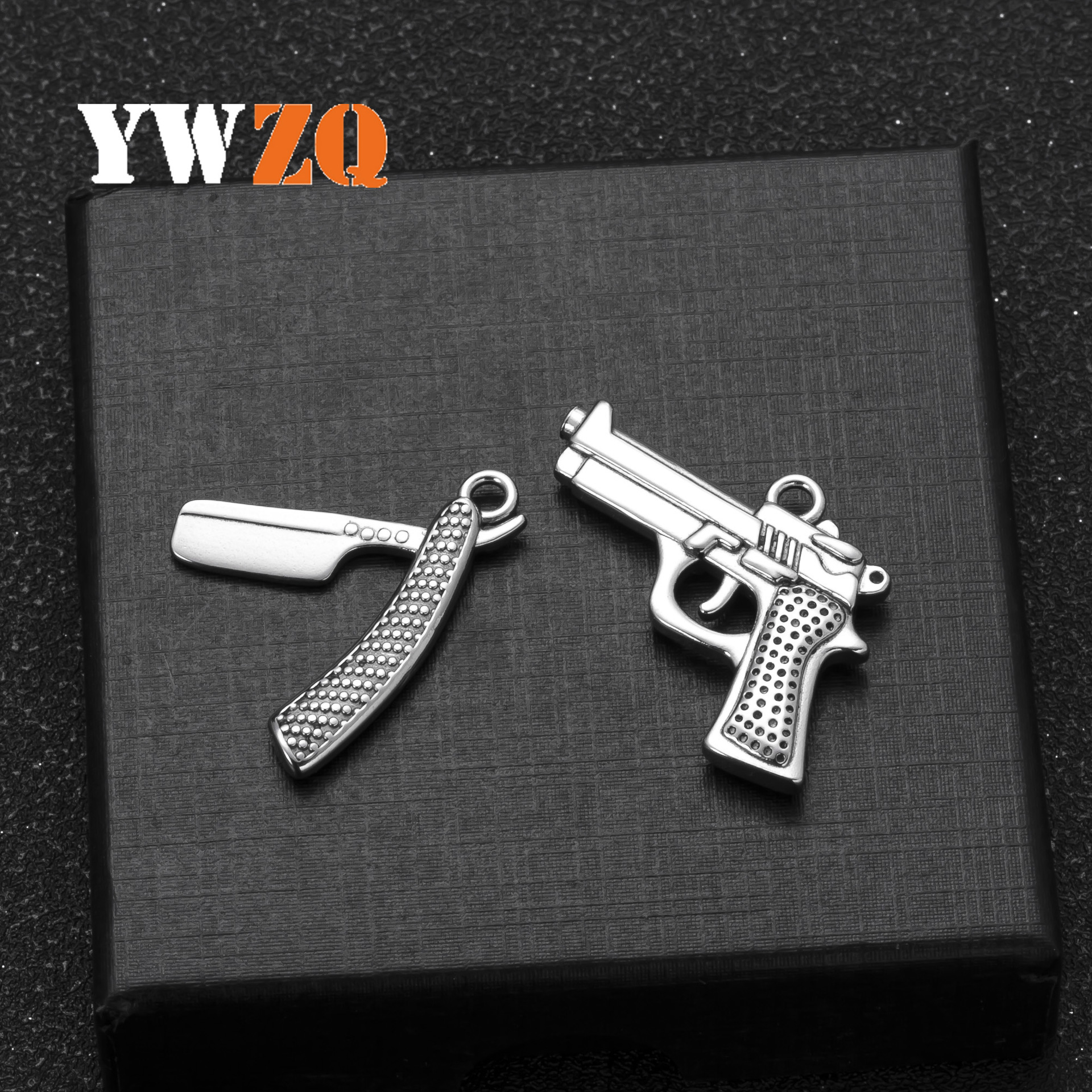 Colgante único europeo y americano venta caliente collar de acero inoxidable colgante de pistola raspador tridimensional calle hip-hop accesorios de joyería de bricolaje