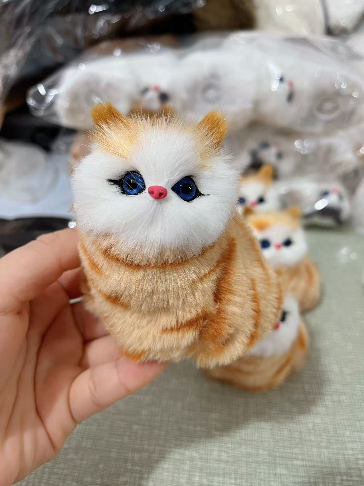 노란 호랑이 고양이 (짖을 수 있음)