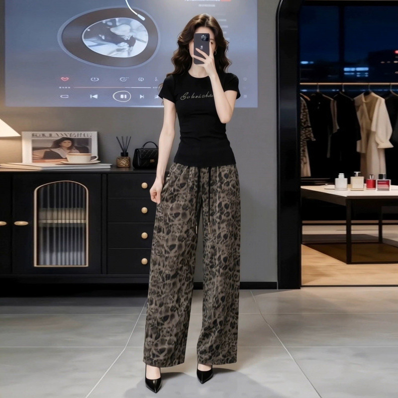 Yengil moda to'plami ayollar qora qisqa T-shirt va leopard shim