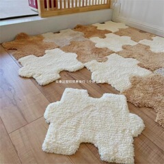 部屋のカーペットのリビングルームのベッドの横のカーペットの畳のベッドの毛マットがいっぱいです。