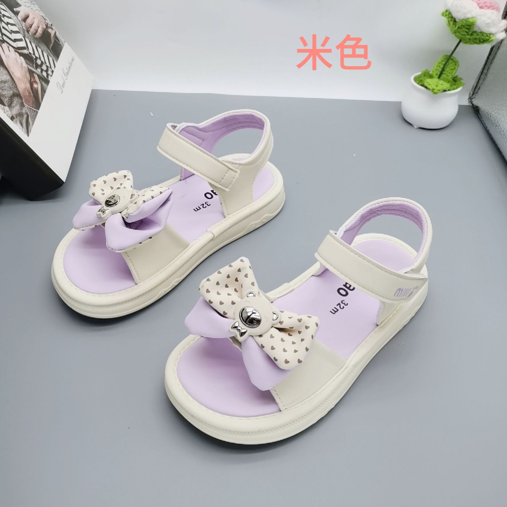 Sandalias para niñas estilo de verano 2025 estilo caliente zapatos de playa para niños zapatos de verano nuevos zapatos para niñas zapatos de princesa de estilo occidental