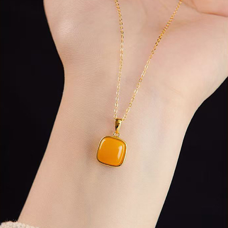 Xiaohongshu's Popular Beeswax Sugar Cube Necklace for Women, Retro Light Luxury, Simple Geometric Square Pendant, One Piece Drop Shipping