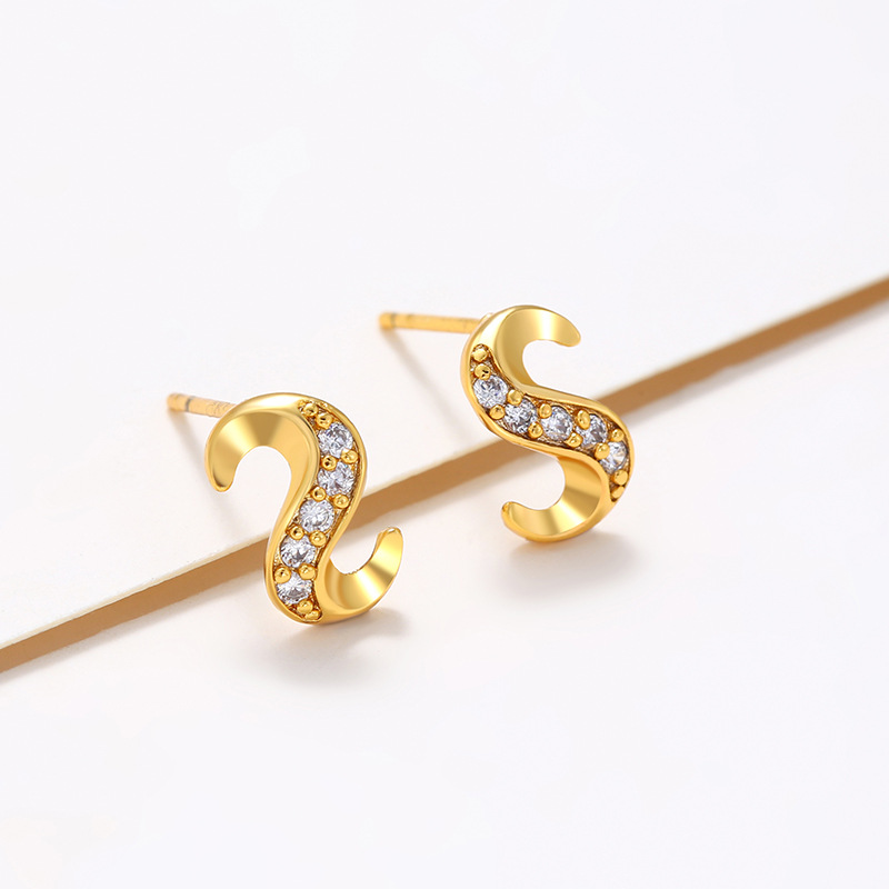 Xuping joyería aleación de cobre galvanizado oro real piedras preciosas artificiales en forma de S pernos de orejas nichos pendientes de lujo ligero para mujeres