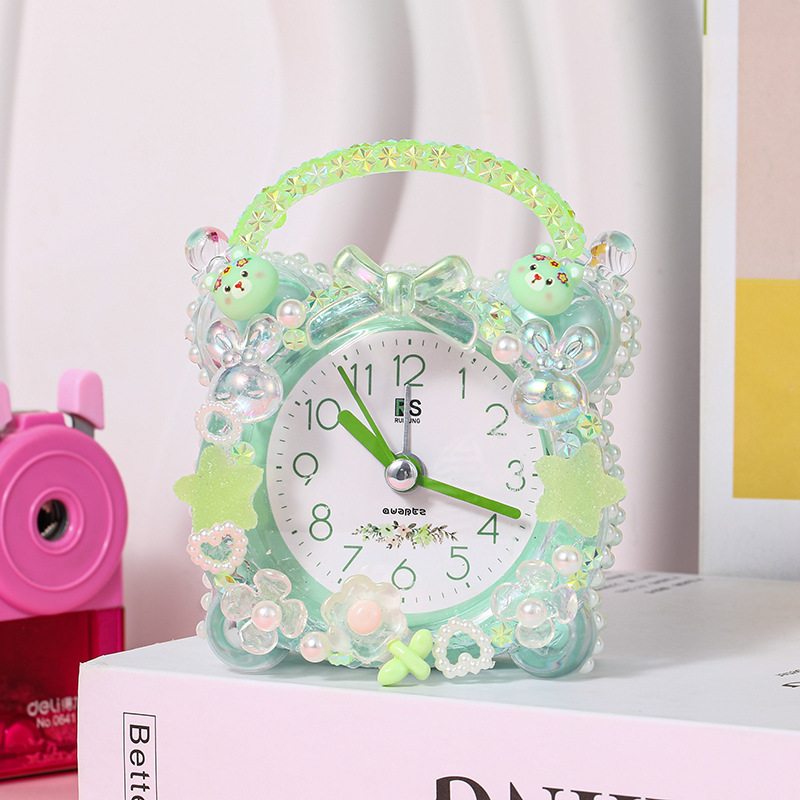 Reloj de alarma de cristal paquete de material de bricolaje para niños creativo de dibujos animados crema pegamento hecho a mano reloj de estudiante fabricante pequeño problema