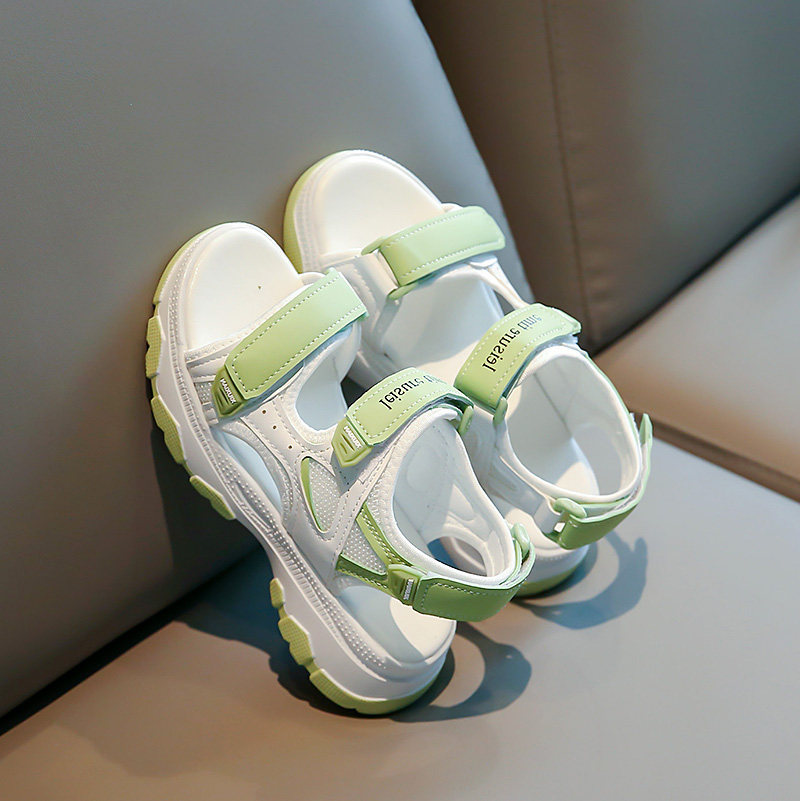 Sandalias deportivas para niñas 2026 verano nuevo estilo de moda para niños zapatos de playa variados zapatos de soleas antideslizantes suaves para niños grandes