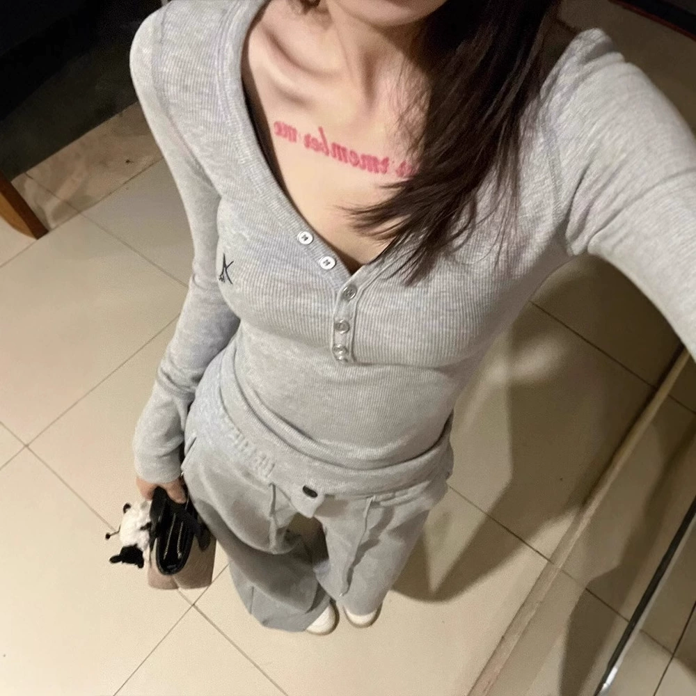 Чистая девушка с V-образным вырезом