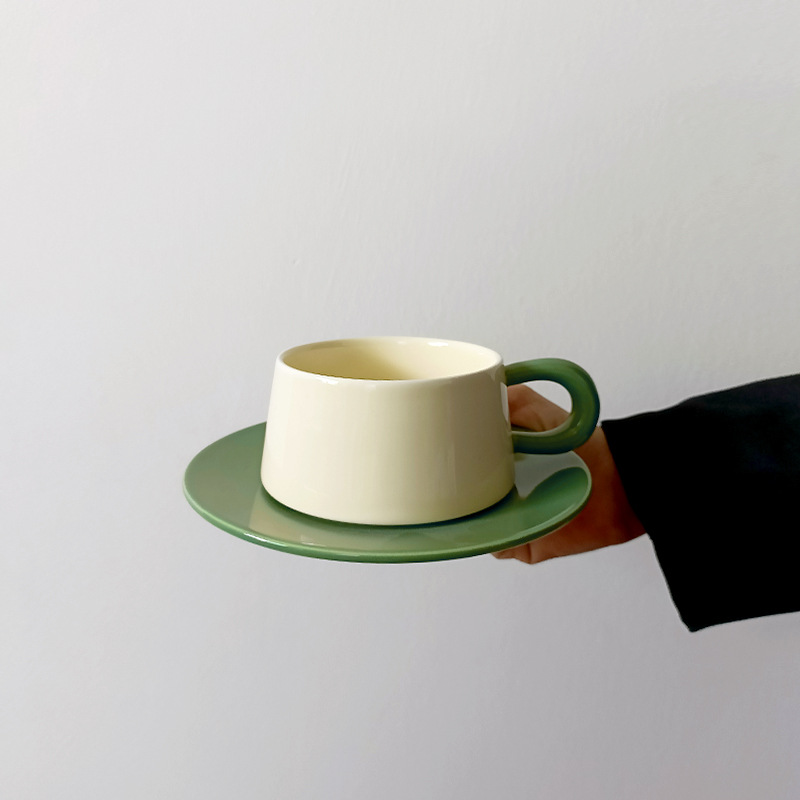 Juego de tazas de café de alta gama retro de nicho, tazas y platillos de cerámica creativos y exquisitos, tazas de café con leche de alto valor, tazas de té de la tarde