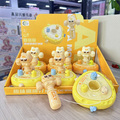 6匹の萌え趣味の猫がネズミの手の目を打って親子のインタラクティブなゲームの男の子と女の子の子供のおもちゃを調整して露店を出します。