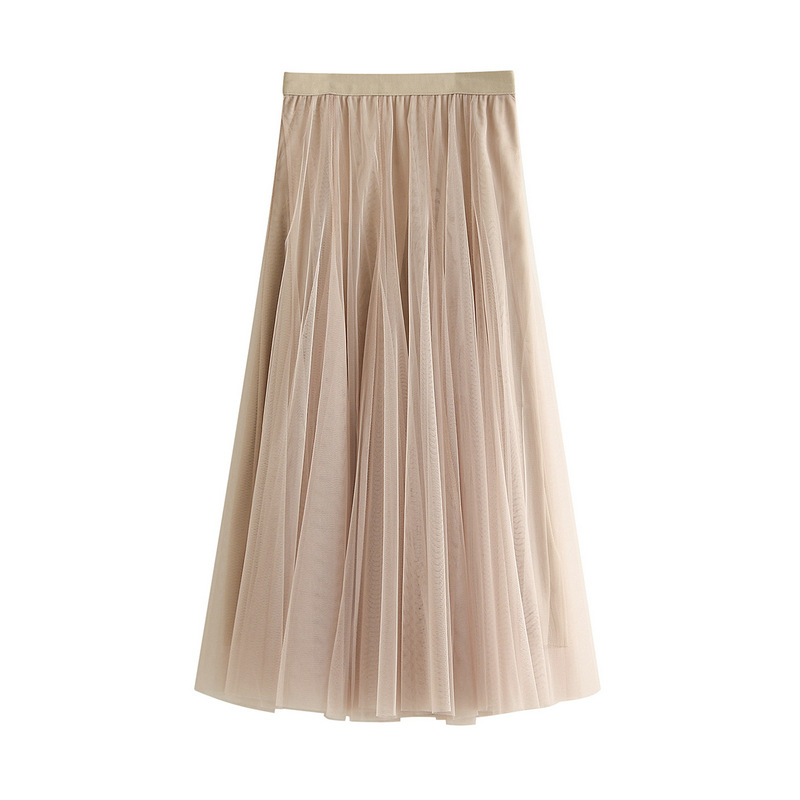 Ein beiger High-Waist-Plisseetüll-Midirock mit passendem elastischem Bund.