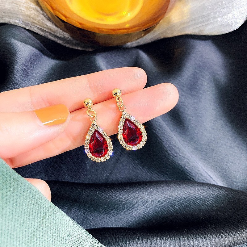 銀針欧米の誇張した愛のピアスは贅沢で高級感のあるイヤリングです。