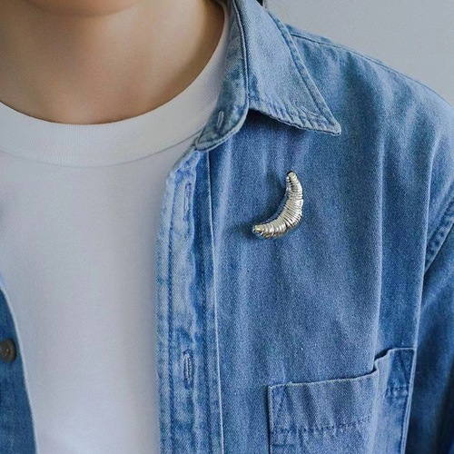 Fever-style horn bag brooch for women, suitable for all seasons, temperament, stereoscopic and cute, new fashion and personalized brooch.