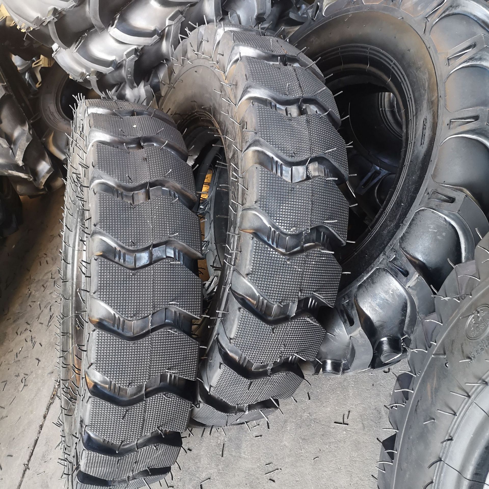 厂家供应750-16 S花纹工程机械轮胎825-16铲车装载机轮胎批发零售