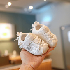 女の赤ちゃんの布の豆の学歩の靴の2025柔らかい底の滑り止めの赤ちゃんの靴の女の子のレースの王女の靴の子供の靴