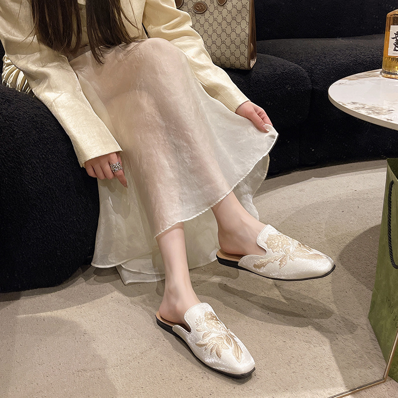 新中国式刺繍包頭半スリッパ女性外着2025春夏新作レトロ平底ミュラー半托|undefined