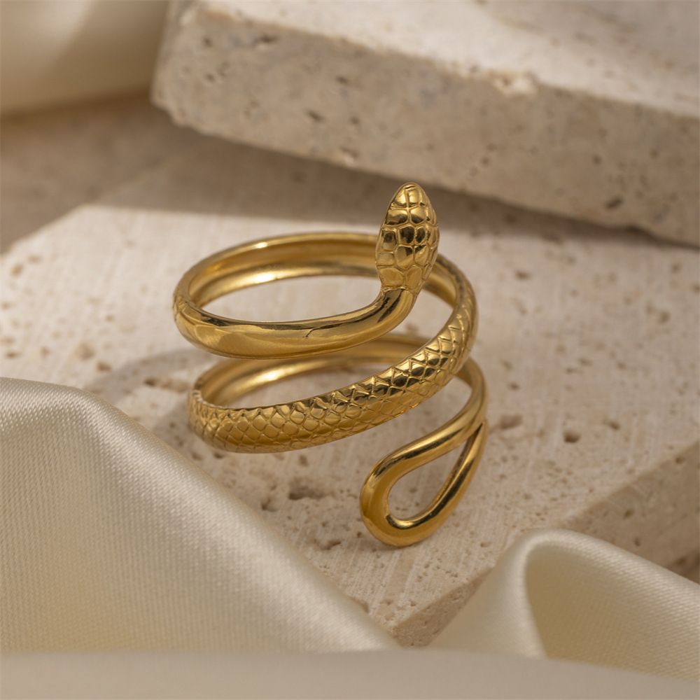 Anillo de acero inoxidable de estilo europeo y americano de Tena, acero de titanio, sin decoloración, serpiente espiritual, joyería de lujo ligera, anillo de diseño de nicho femenino, transfronterizo