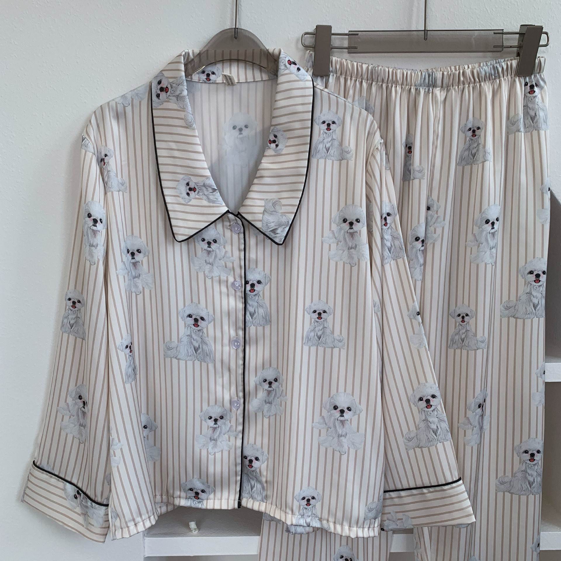 [사랑스러운 흰색] 가을과 겨울 새로운 실크 파자마 긴 소매 바지 만화 줄무늬 강아지 가정 옷 연령 감소