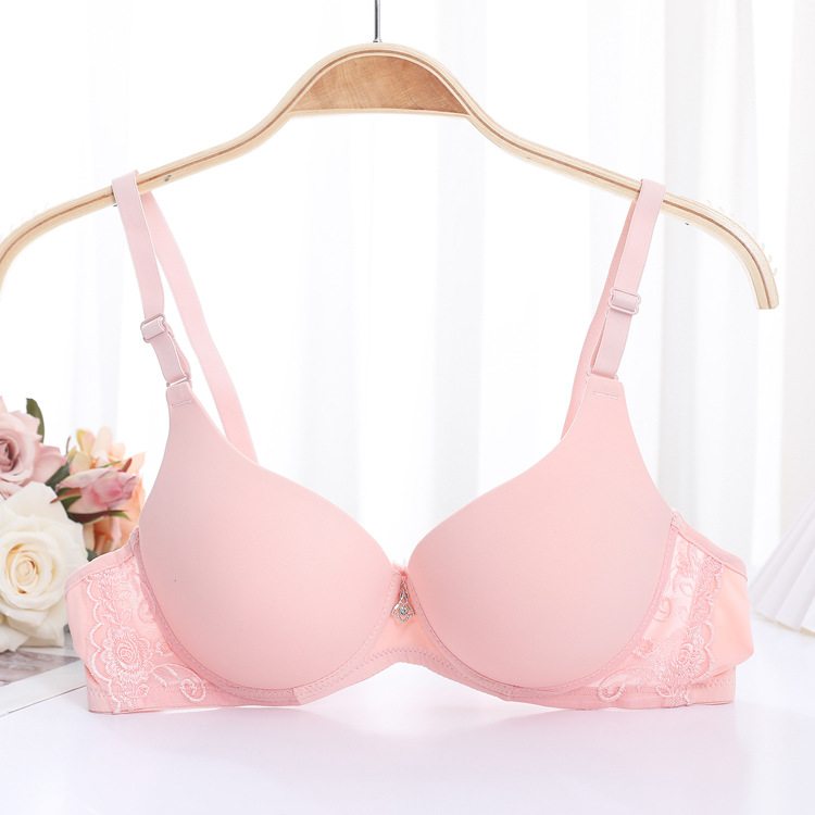 Fábrica de ropa interior de Shantou ajustable en el sitio brillante sin marcas sujetador de pecho pequeño para mujeres reunidas sujetador japonés para jóvenes