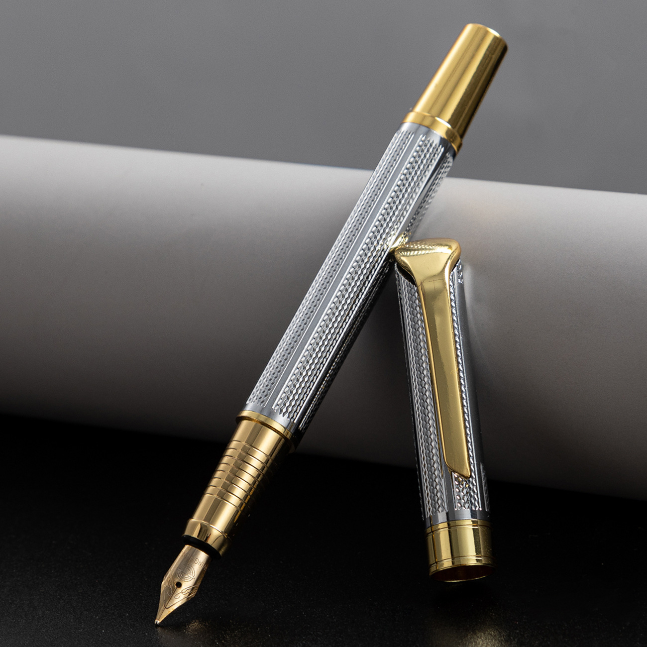 Pluma de escritura de negocios estudiante caligrafía pluma de metal al por mayor logotipo imprimible firma retro pluma de 0,5mm