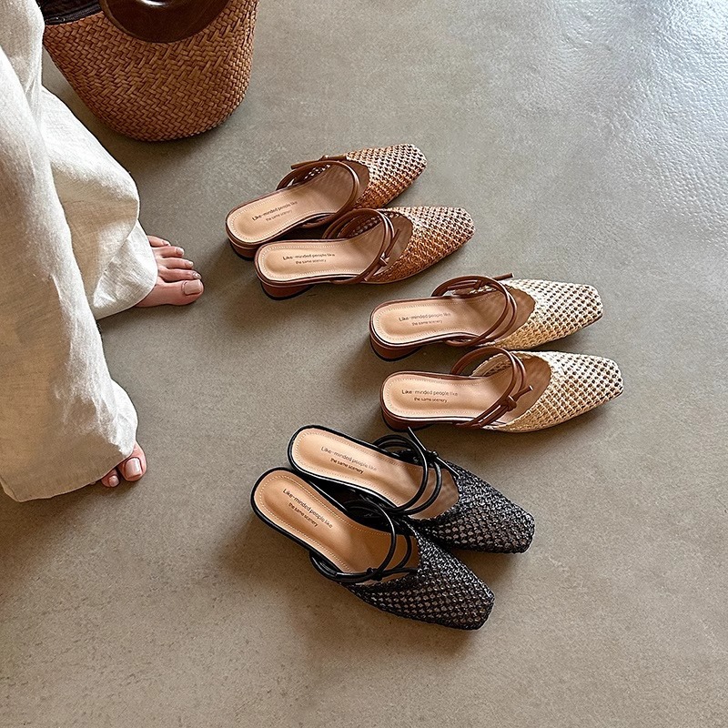 Estilo de vacaciones francés retro tejido a mano Baotou arrastre para llevar verano femenino con sandalias y zapatillas Baotou de tacón medio suave
