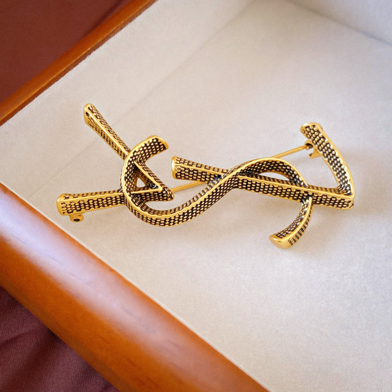 Chanel estilo metal carta VSL broche francés nicho de alto grado temperamento traje suéter pin ramillete femenino