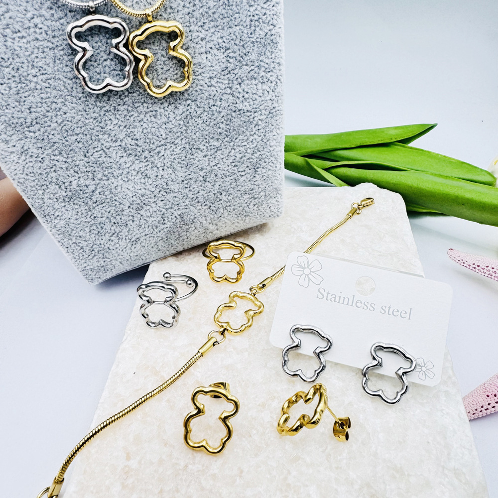 Oso tridimensional collar de titanio de acero pequeño animal colgante aretes pulsera anillo de hueso de serpiente cadena femenina estilo INS