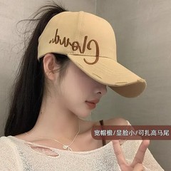 高馬尾野球女子夏ランニングスポーツ空頂鴨舌帽子が顔を見せています。