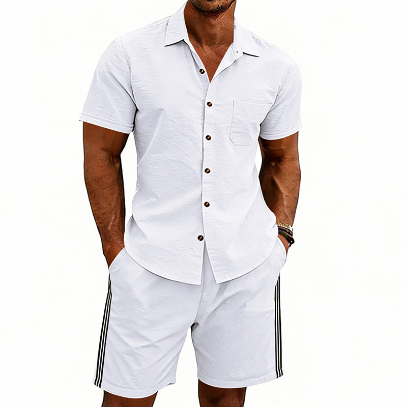 Completo estivo da uomo composto da camicia a maniche corte e pantaloncini a righe, semplice e casual, tinta unita, risvolto alla moda_voghion.com