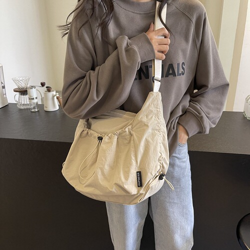 Japanese minimalist crossbody bag for women, fashionable large capacity dumpling bag, solid color versatile shoulder bag, suitable for college students and class use, trendy