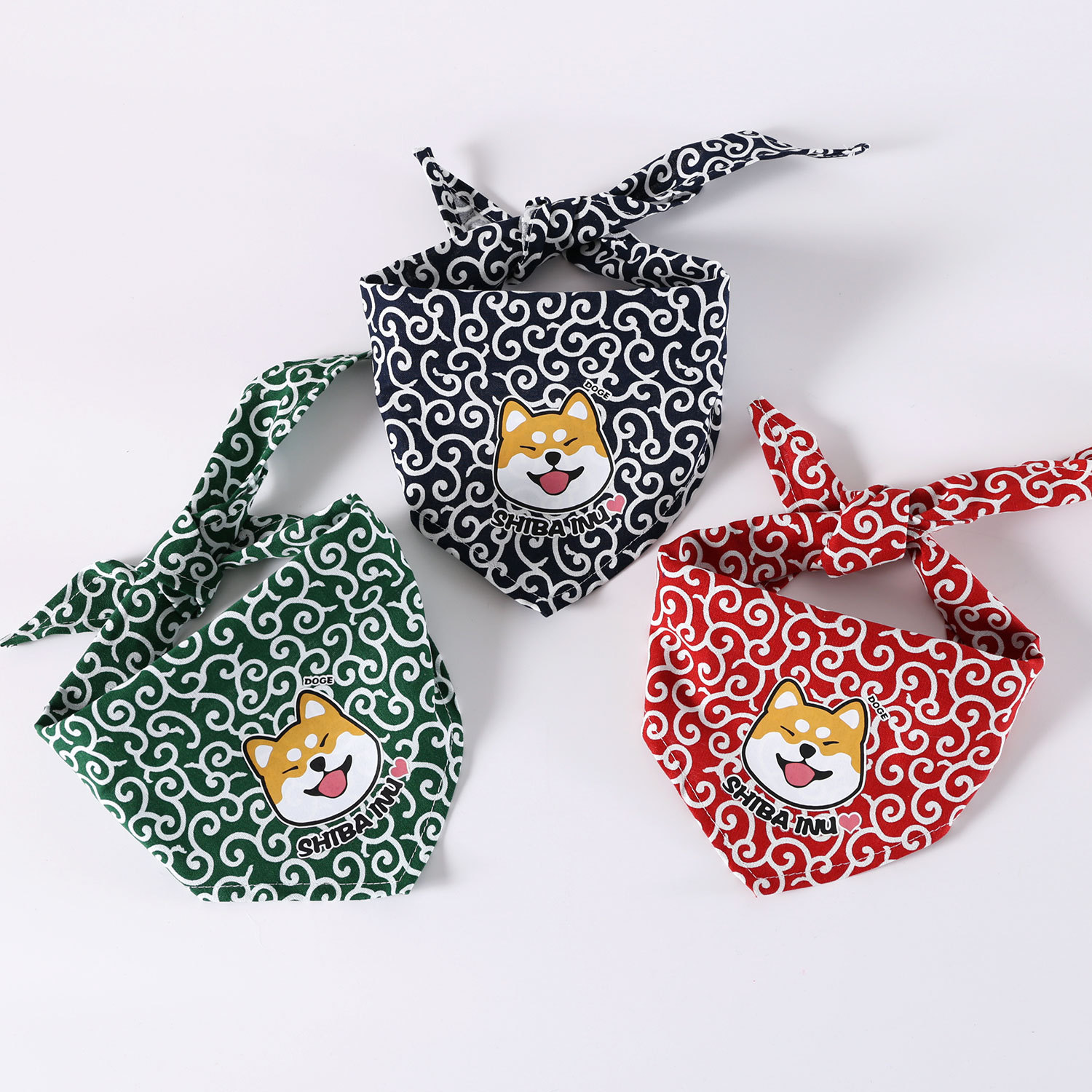 Comercio exterior toallas triangulares para mascotas, toallas de saliva para perros de madera, algodón puro, estampado de hierba japonés, dibujos animados, bibón