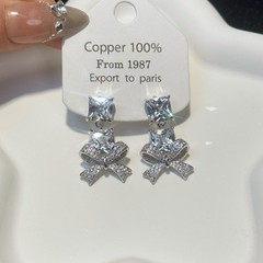 新商品の軽豪華蝶結びの長さはシンプルで、イヤリングの女性の大衆デザインの高級感があります。
