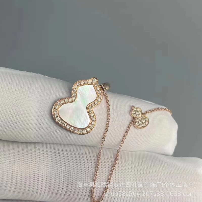 Gourd Necklace for Women, Thick 18K Rose Gold Plated, V Gold Natural Red Agate and White Mother-Of-Pearl Pendant, Fashionable Collarbone Chain Wholesale