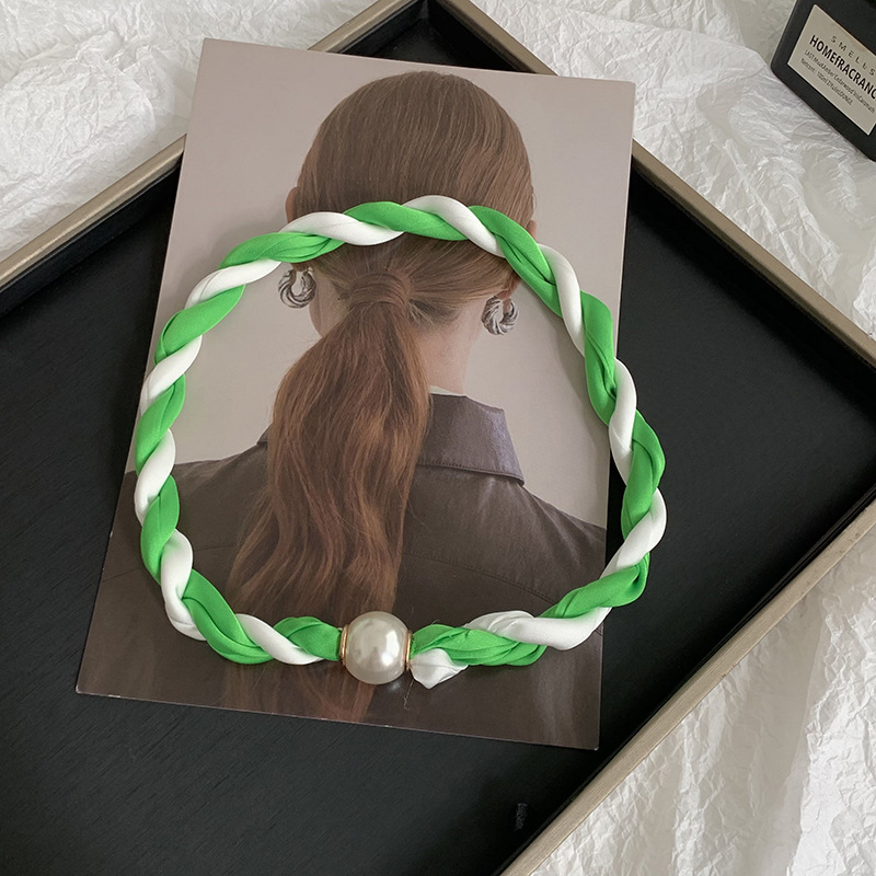 Pañuelo de seda con collar de perlas tortas Primavera y verano Nuevos productos Temperamento de moda Decoración multifuncional Pañuelo de seda con hebilla magnética para mujer