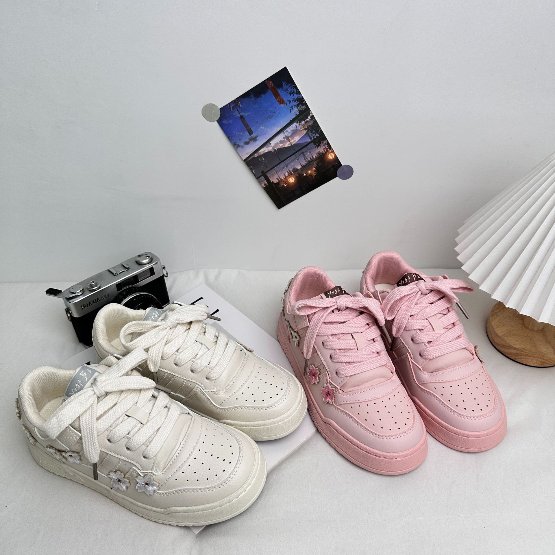 Leche en polvo de onda lejana, suela gruesa, zapatos de entrenamiento alemanes, zapatos de cuero de primavera para mujer 2025, zapatos blancos para estudiantes chic, zapatos casuales