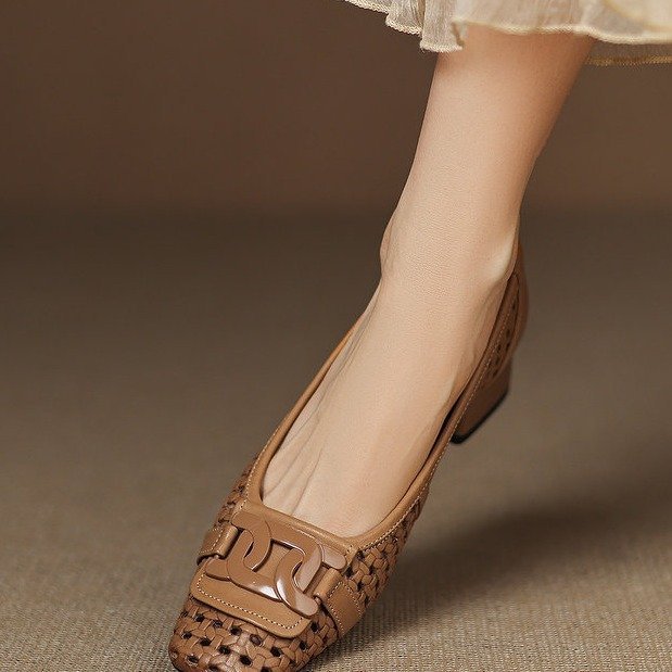 Retro francés hueco suave zapatos de sola sola mujer 2026 verano transpirable tejido poco profundo cuero suave madre sandalias agujero