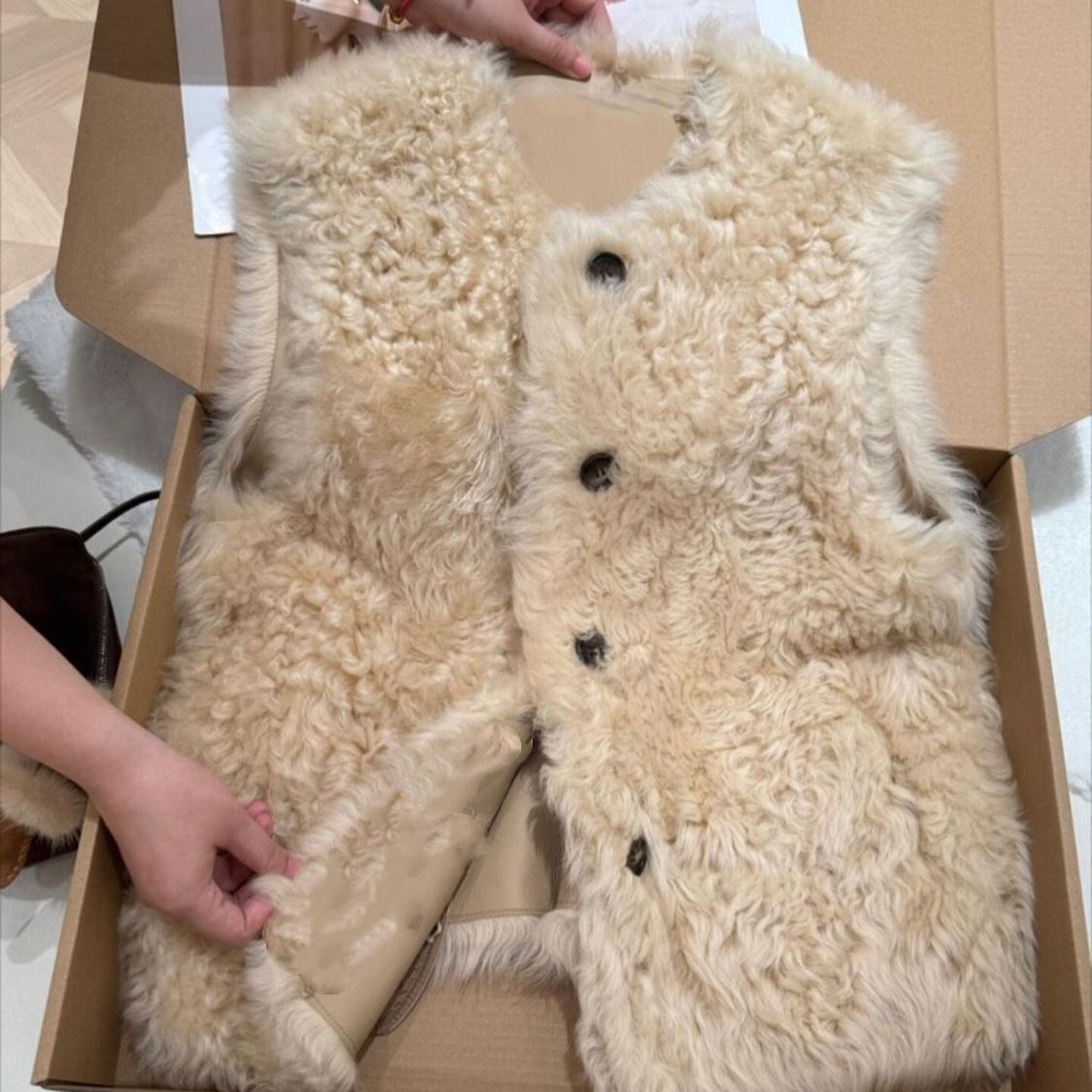 Áo vest nữ không tay cổ tròn giả lông cừu phối lông thú, dáng gile khoác ngoài — Trắng, màu lúa mì, quả mơ — 3/12