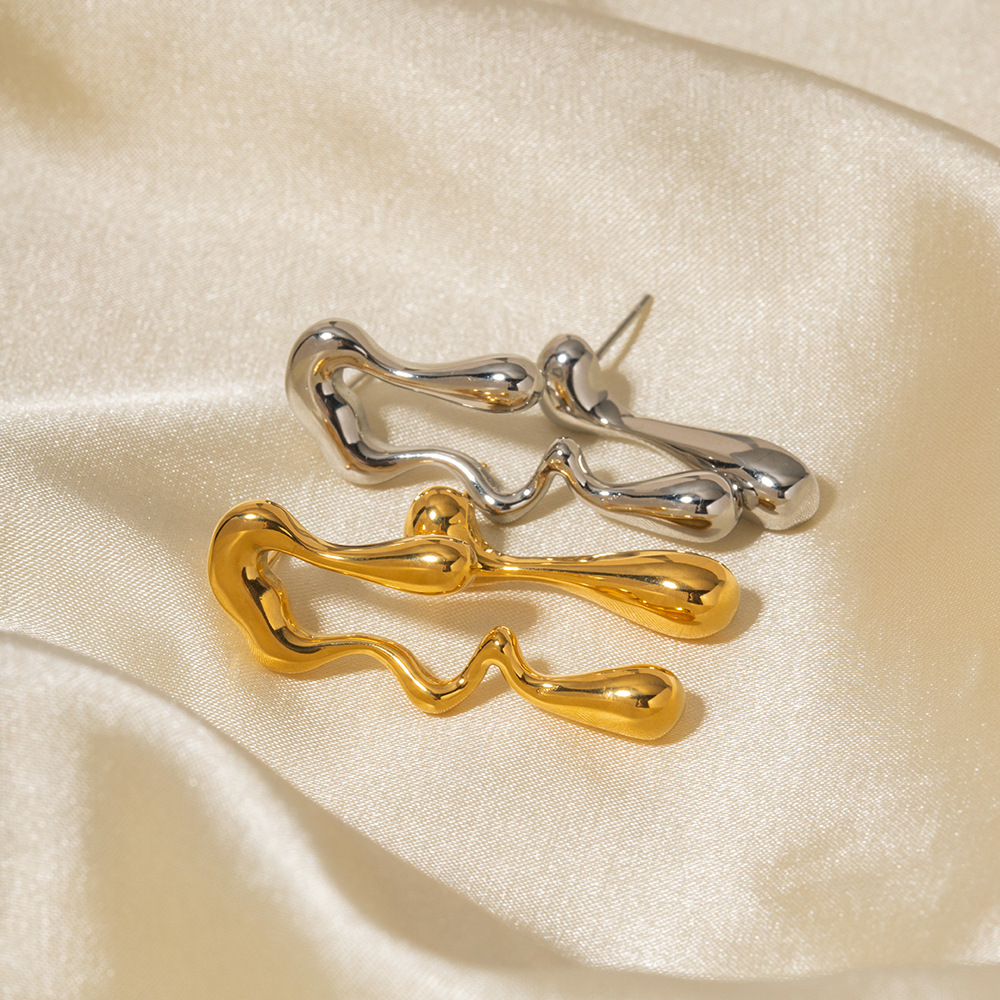 Pendientes de gota irregulares chapados en oro estilo moda_voghion.com
