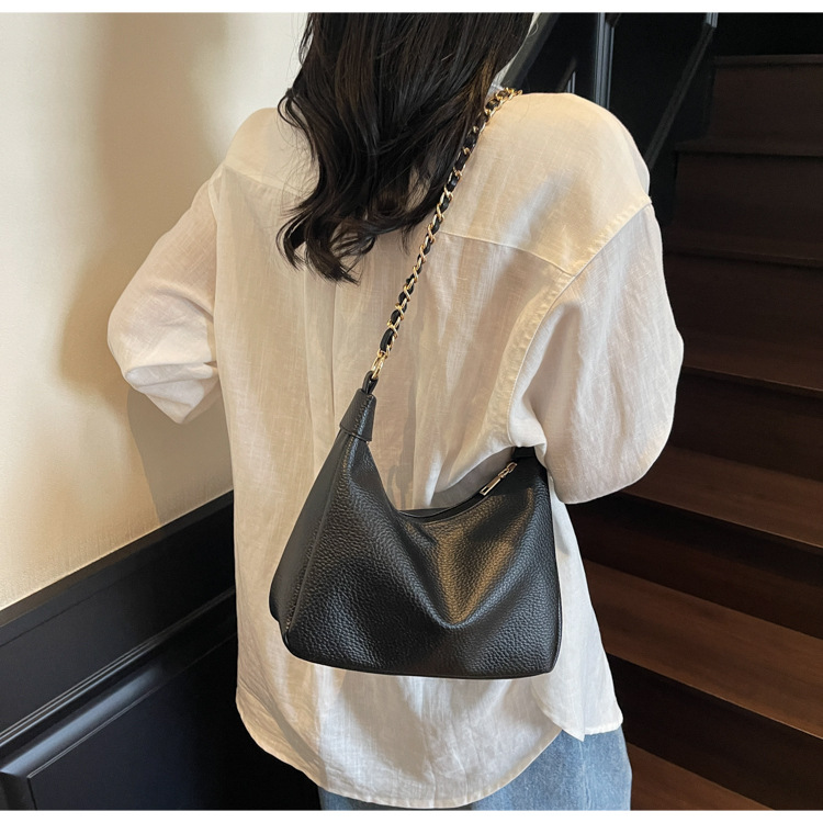 A niche, high-quality, large-capacity chain tote bag for women in the summer of 2025, a versatile and casual crossbody bag for students to commute to school undefined