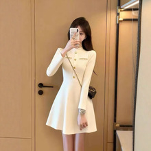 秋季法式杏色赫本风连衣裙女2025新款今年流行爆款高级感修身短裙